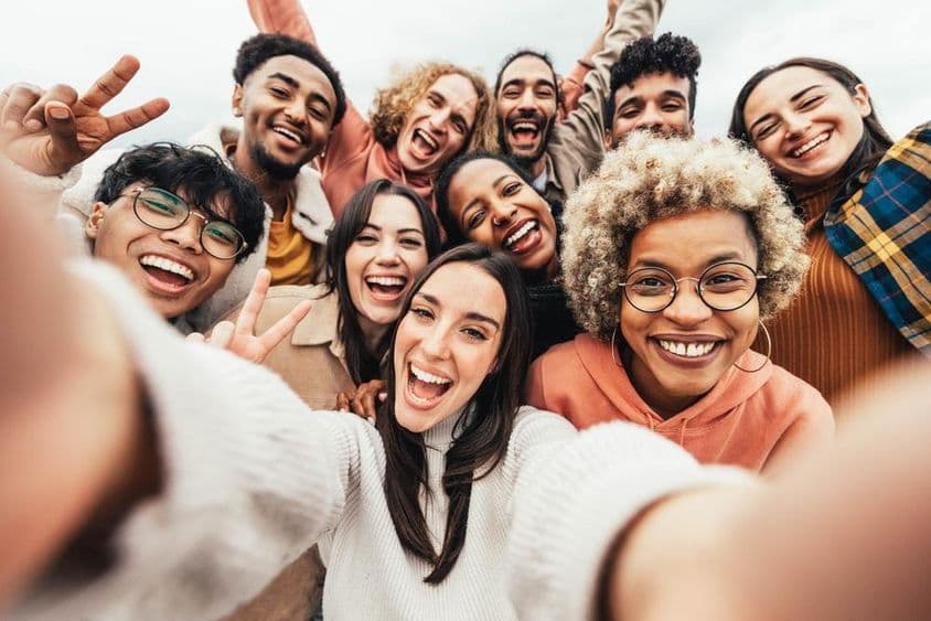 Skupina ľudí si robí selfie.