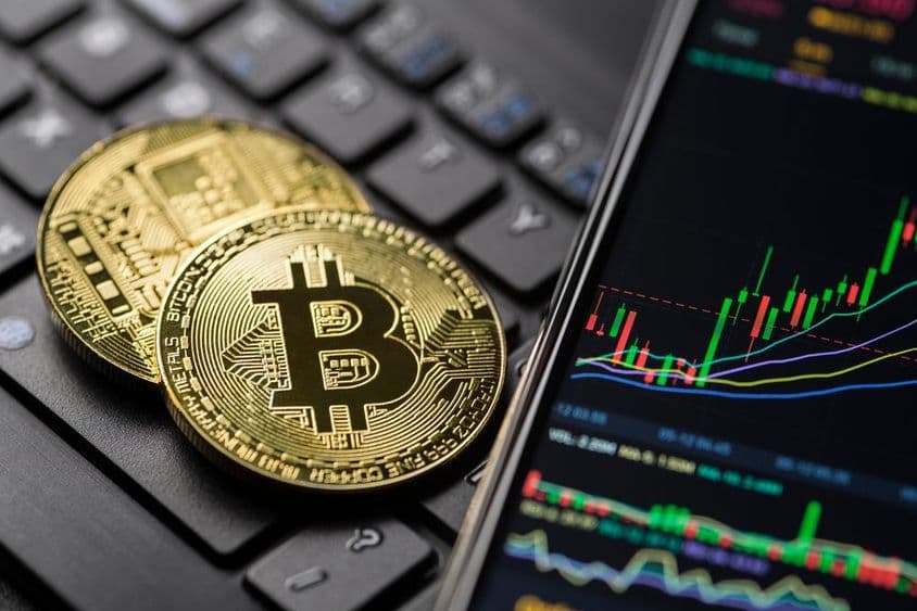 Bitcoinová zlatá kryptomenová obchodná grafika na smartfóne.