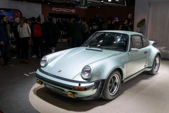 Zelené Porsche 911 Turbo z roku 1975. Podvozkové číslo 1945 SA.