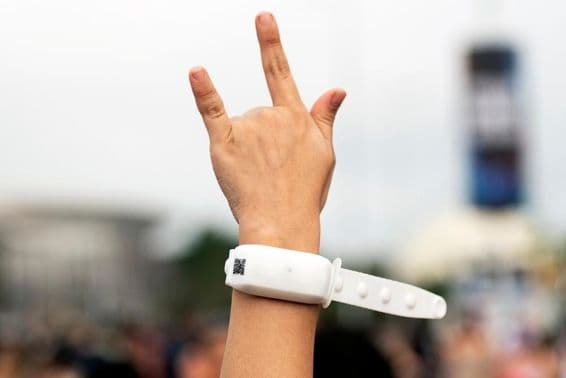 Ruka fanúšika vo vzduchu.