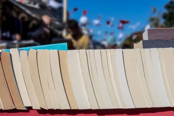 Staré knihy predávané na festivale.