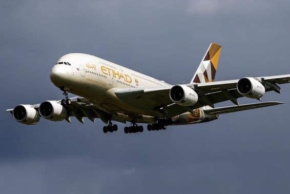 Lietadlo spoločnosti Etihad Airways letí vo vzduchu.