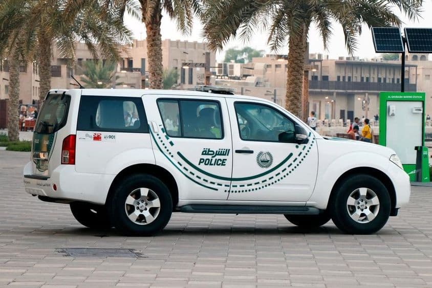Detail dubajského policajného auta počas patroly.
