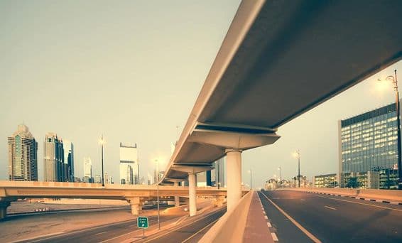 Cesty a most na Sheikh Zayed Road v Dubaji.