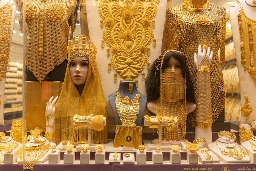 Dámske šperky vystavené v Dubai Gold Souk.