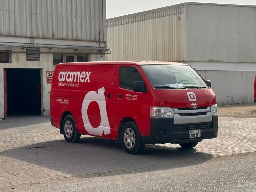 Dodávka Aramex vyráža do práce.