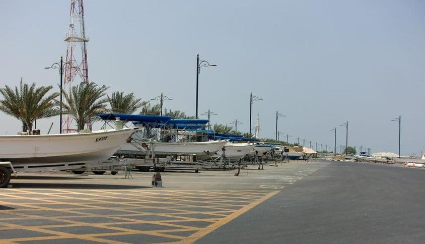Kalba Sharjah, SAE, pohľad na rybárske člny zoradené pozdĺž pobrežia.