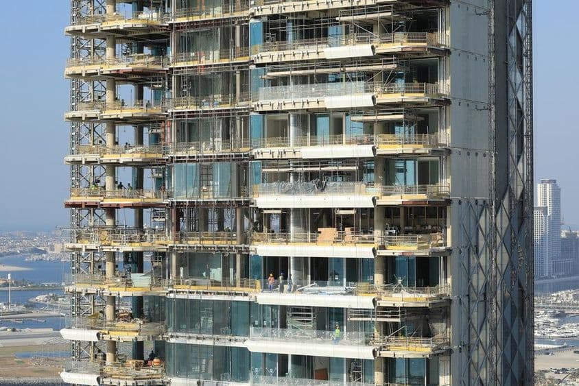 Výstavba mrakodrapu v meste Dubaj.