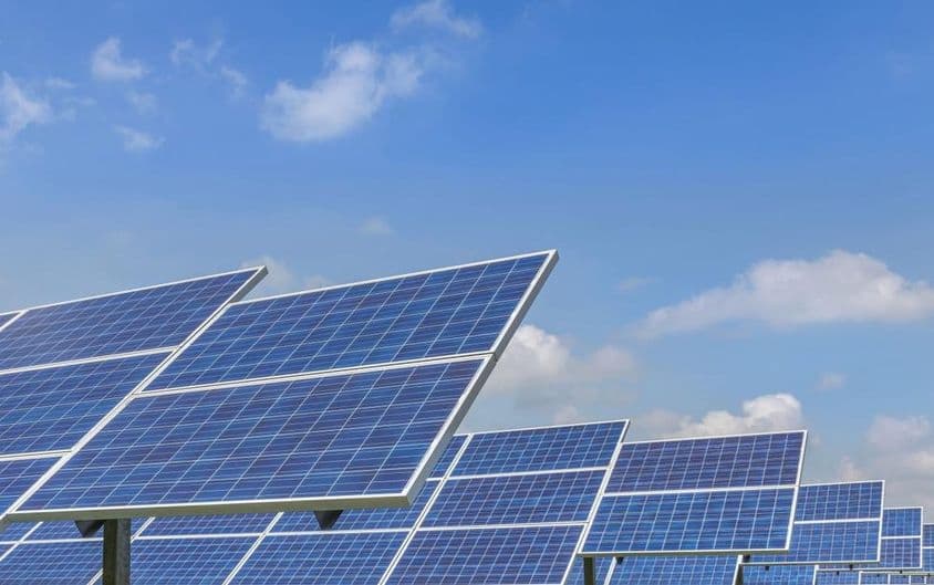 Solárne panely z polykryštalického kremíka alebo fotovoltaických článkov v solárnej elektrárni.