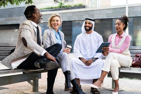 Skupina obchodníkov na stretnutí s emirátskym podnikateľom v Dubaji.