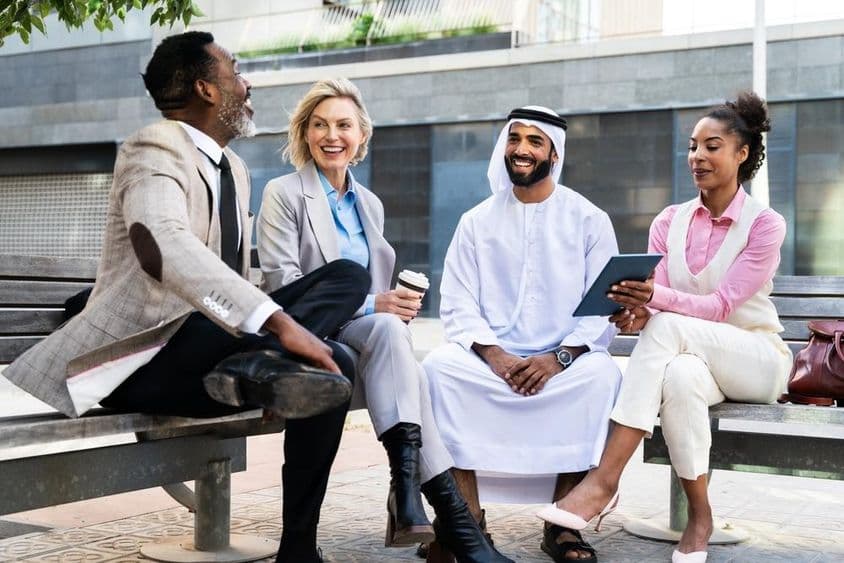 Skupina obchodníkov na stretnutí s emirátskym podnikateľom v Dubaji.