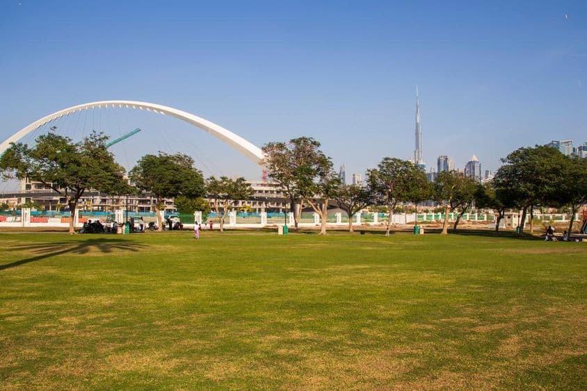Dubajský park Safa s Burj Khalifa v pozadí.