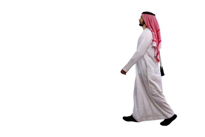 Arab muž kráča v tradičnom odeve.