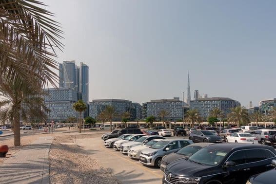 Parkovacia oblasť s výhľadom na moderné kancelárske budovy Dubaja.