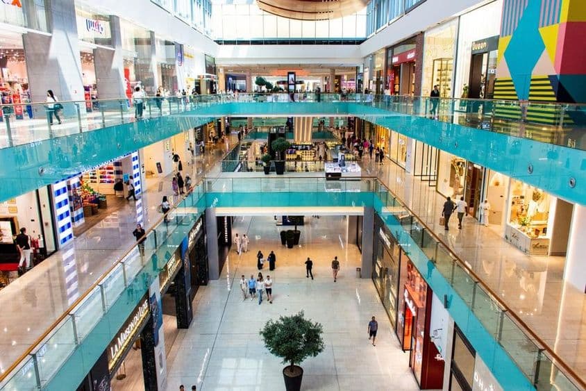 Turisti a návštevníci prechádzajúci širokým pohľadom na nákupné centrum Dubai Mall.