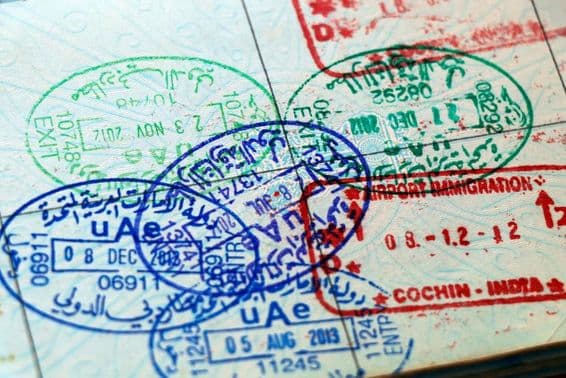 Vízová pečiatka SAE, oficiálne pečiatky Spojených arabských emirátov a Indie.