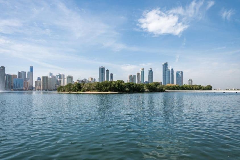 Panoramatický pohľad na centrum emirátu Sharjah s výhľadom na mrakodrapy.