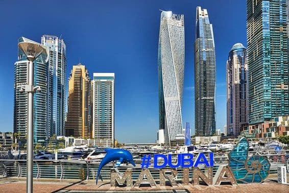 Mrakodrapy a chodníky v prístave Dubai.