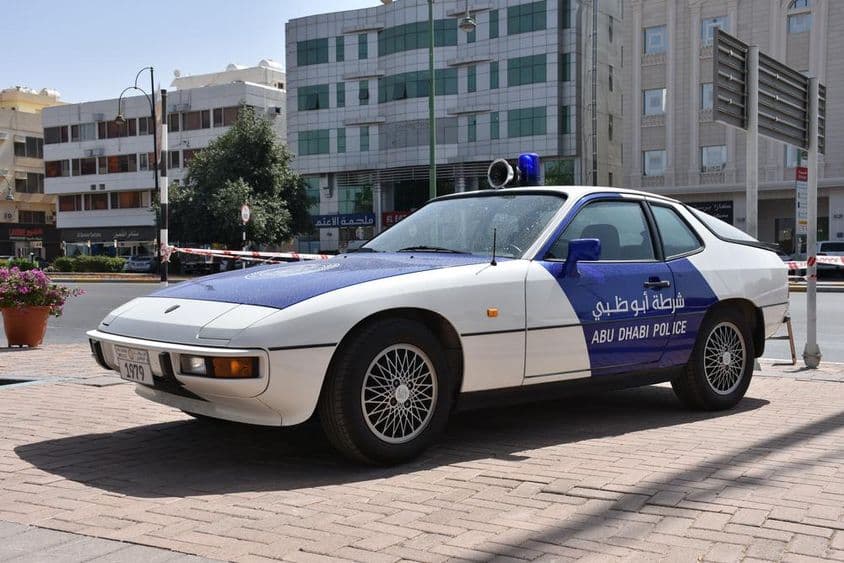 Expozícia klasických policajných áut Abu Dhabí, modrobiele hliadkové auto.