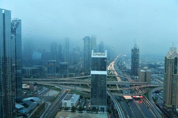 Dubaj, Spojené arabské emiráty, počas silného dažďa.