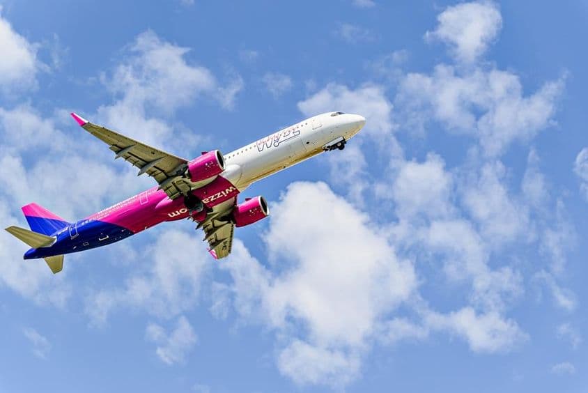 Lietadlo Airbus A321 leteckej spoločnosti Wizz Air vzlietava.