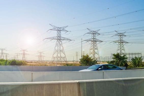 Vysoké napäťové elektrické vedenie v púšti blízko Dubaja.