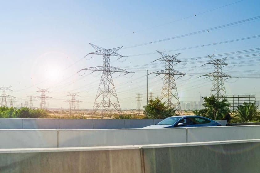 Vysoké napäťové elektrické vedenie v púšti blízko Dubaja.