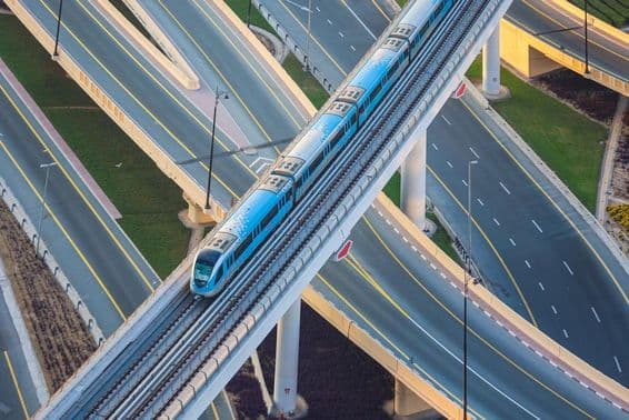 Linka metra v Dubaji so Sheikh Zayed Road z vtáčej perspektívy.