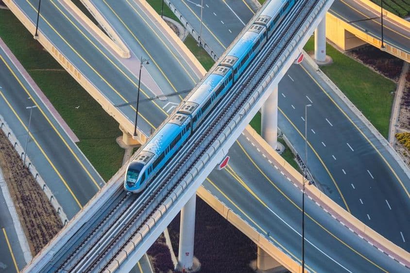 Linka metra v Dubaji so Sheikh Zayed Road z vtáčej perspektívy.