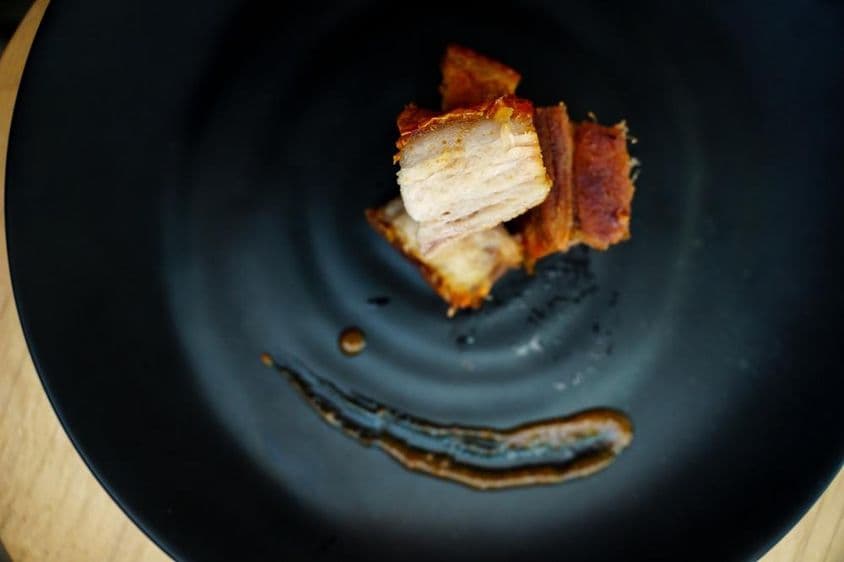 Tanier lahodného chrumkavého bravčového mäsa v Dubaji, Spojené arabské emiráty.