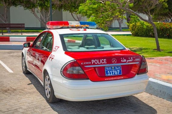 Policajné auto na ulici v Abú Zabí v roku 2014, hlavnom meste Spojených arabských emirátov.