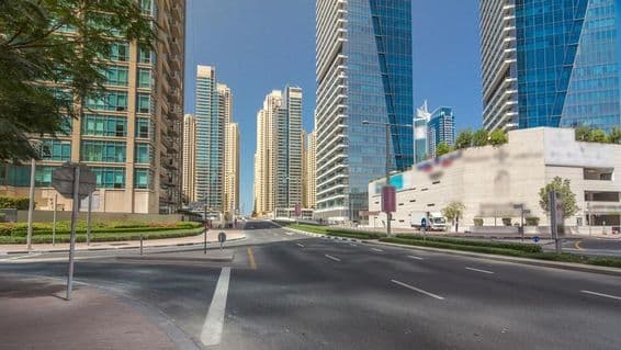 Mrakodrapy v Dubai Marina pod slnečným modrým nebom, Dubaj, Spojené arabské emiráty.