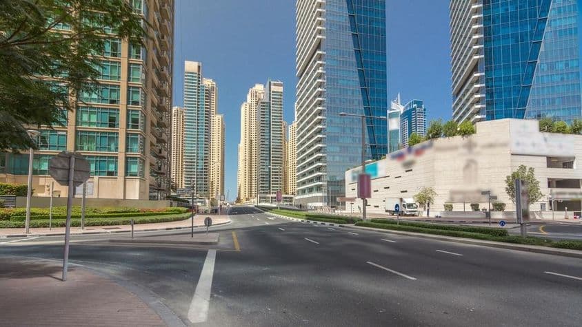 Mrakodrapy v Dubai Marina pod slnečným modrým nebom, Dubaj, Spojené arabské emiráty.