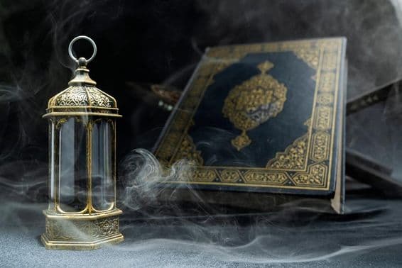 Arabská lampa s Koránom.