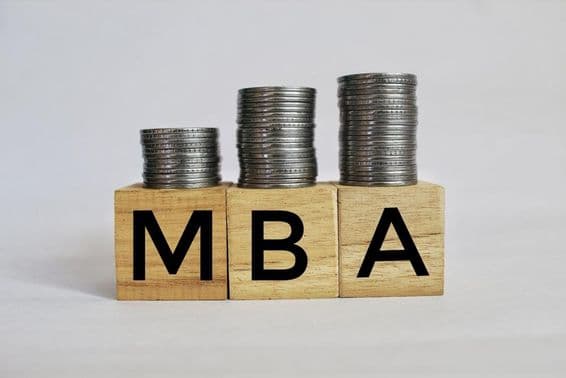 MBA Master of Business Administration napísané na kockách poukladaných na minciach.