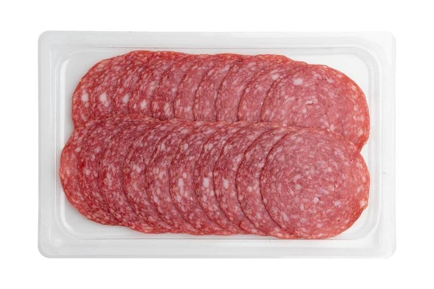 Nakrájaná saláma v plastovom balení.