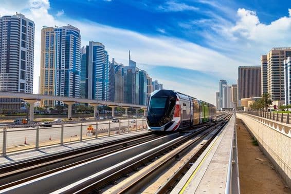 Nový moderný električka v Dubaji, Spojené arabské emiráty.