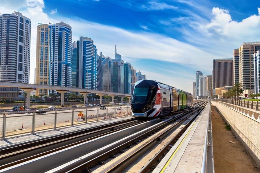 Nový moderný električka v Dubaji, Spojené arabské emiráty.