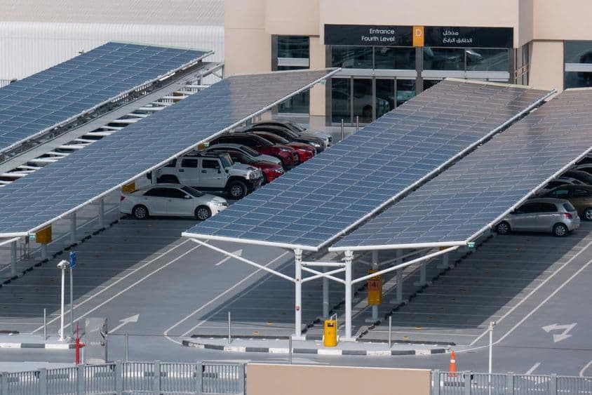 Solárne panely na parkovisku supermarketu v Dubaji.