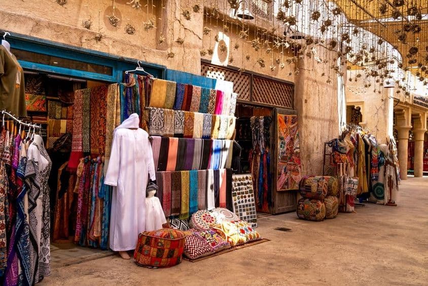 Dubaj, Spojené arabské emiráty tradičný tovarový trh v starom meste.