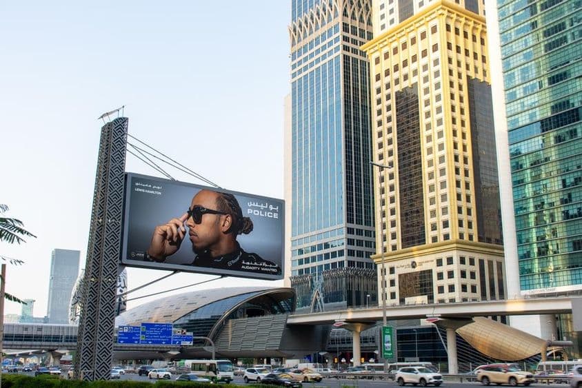 Billboard propagujúci slnečné okuliare na Sheikh Zayed Road, Dubaj.