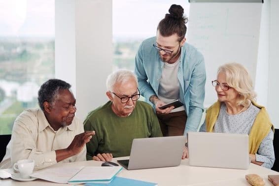 Vzdelávateľ vysvetľujúci využitie sociálnych médií v modernom svete.