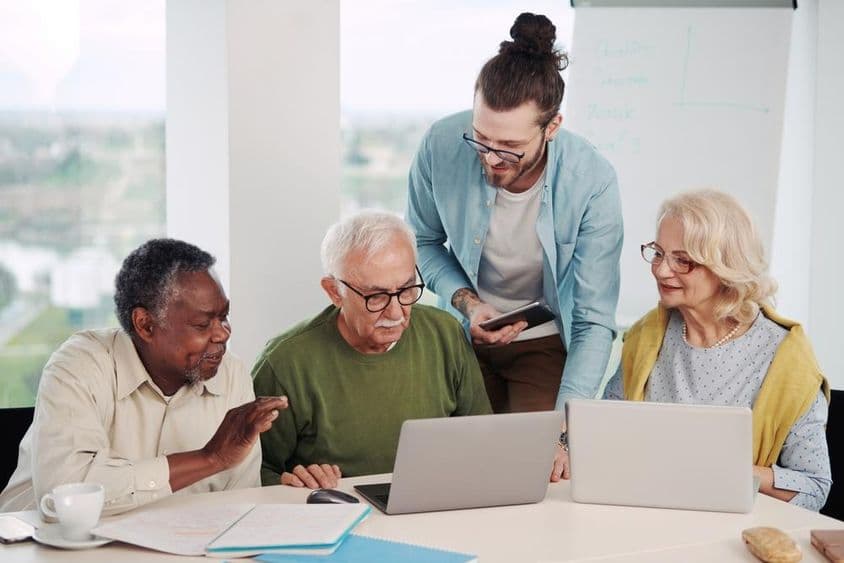 Vzdelávateľ vysvetľujúci využitie sociálnych médií v modernom svete.