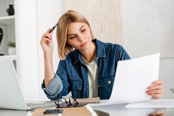 Uvažujúci freelancer prípravujúci dane na notebooku.