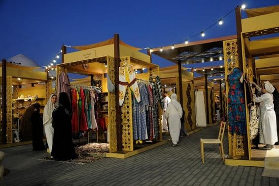 Trh Ramadan v krásnom historickom pobrežnom meste.