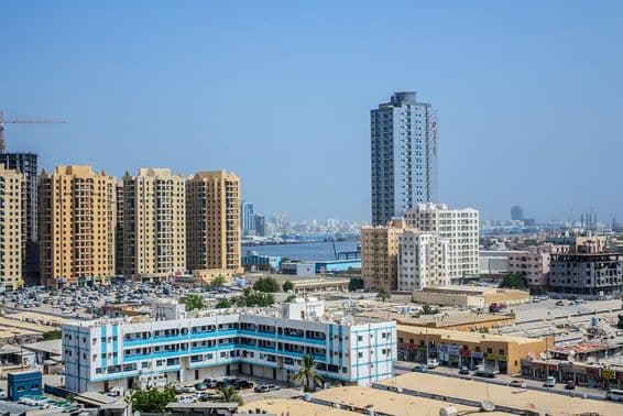 Panoráma mesta Ajman, hlavného mesta emiráta Ajman v Spojených arabských emirátoch.