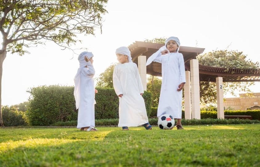 Skupina detí z Blízkeho východu hrá a baví sa vonku.