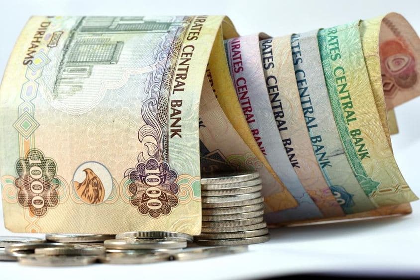 Dirham bankovky a mince v Spojených arabských emirátoch.
