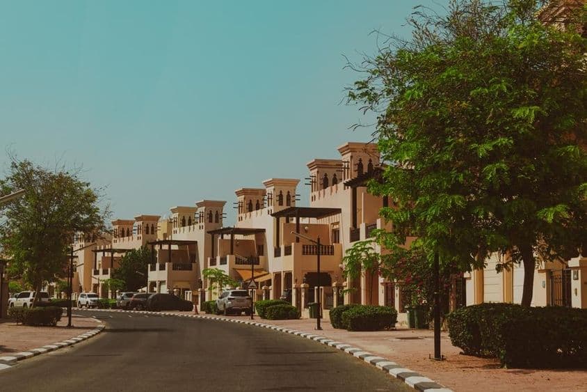 Ras al Khaimah, radové domy v meste.