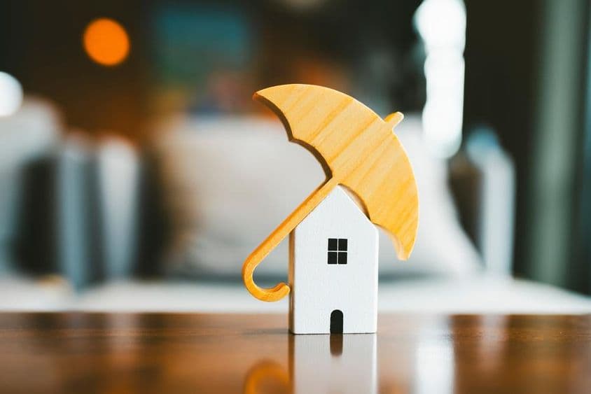 Model dáždnika na drevenom dome, poistenie domu.